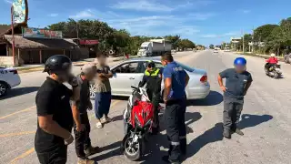 Motociclista termina lesionada tras sufrir aparatoso accidente  en carretera Tulum–Carrillo Puerto 