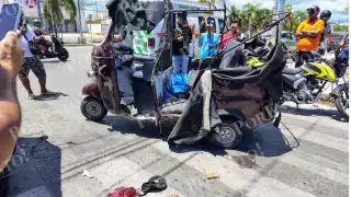 Aparatoso percance entre motocicleta y mototaxi deja dos lesionados en Cancún