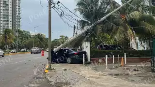Trágica mañana en Cancún: Fatal accidente deja una persona sin vida y otra lesionada