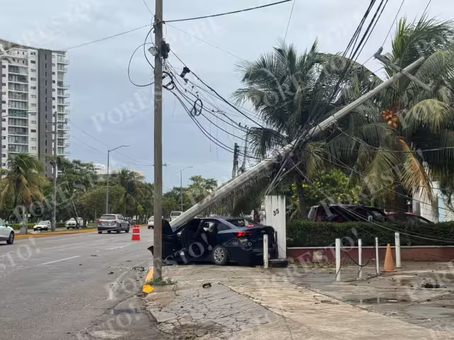 La persona sobreviviente al accidente fue trasladada de emergencia a un hospital por paramédicos
