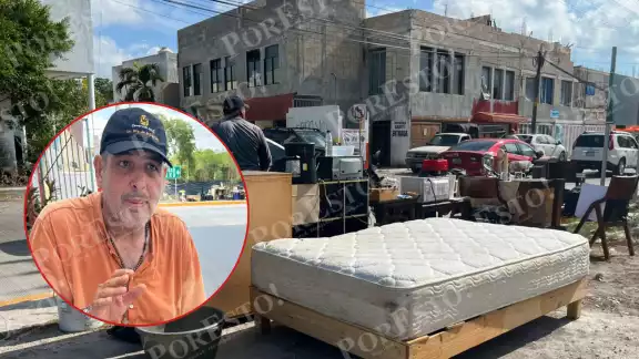 Al no tener un techo, duerme en su cama en medio de un terreno en la vía pública Al no tener un techo, duerme en su cama en medio de un terreno en la vía pública