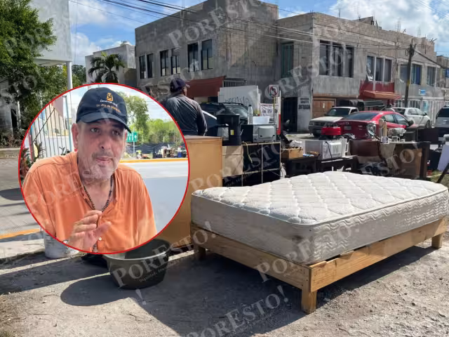 Al no tener un techo, duerme en su cama en medio de un terreno en la vía pública