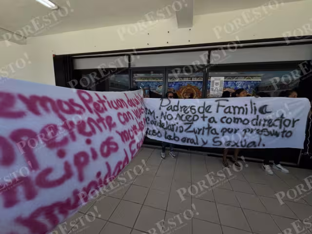Las madres realizaron un plantón en las afueras de la presidencia municipal en el palacio, exigieron hablar con la presidente municipal