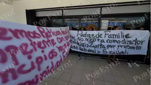 Las madres realizaron un plantón en las afueras de la presidencia municipal en el palacio, exigieron hablar con la presidente municipal