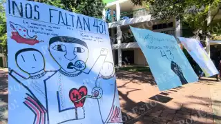  “La educación no debe costar la vida": Estudiantes  de UIMQRoo  colocan tendedero en memoria de los 43 de Ayotzinapa