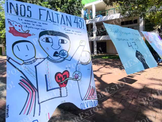 Jóvenes de primer ingreso  se acercaron a observar las imágenes y la fotos de los desaparecidos