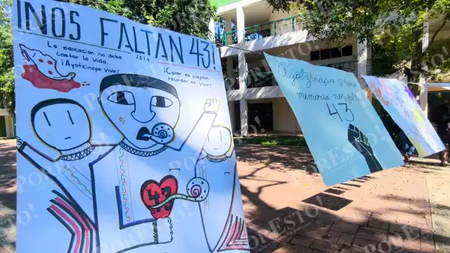 Jóvenes de primer ingreso  se acercaron a observar las imágenes y la fotos de los desaparecidos