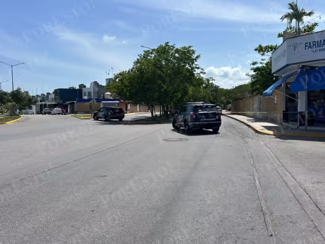 El occiso al intentar esquivar unos baches, invadió el otro carril causando que fuera impactado