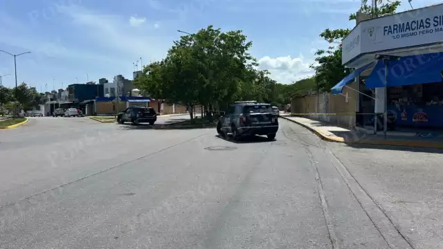 El occiso al intentar esquivar unos baches, invadió el otro carril causando que fuera impactado