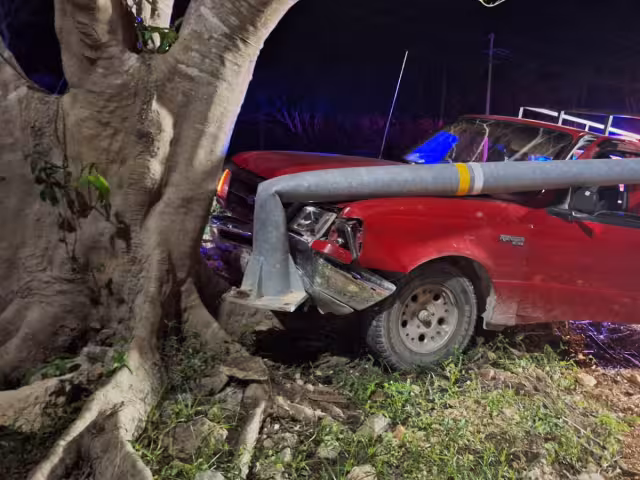 El impacto dañó un poste de luz junto a la glorieta del Tren Maya