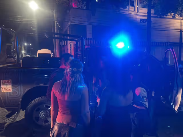 El hombre resultó herido, por lo que fue atendido por paramédicos de la Cruz Roja