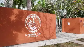 Padres de familia se manifiestan ante presunto desvío de recursos en escuela de José María Morelos 