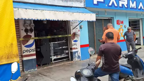 Las cerraduras del negocio habían sido forzadas Las cerraduras del negocio habían sido forzadas