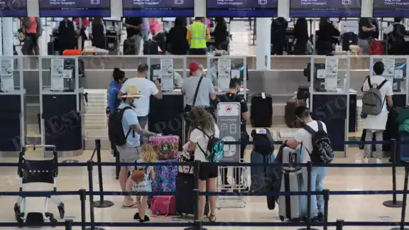 La aerolínea, con sede en Montreal, transporta unos 130.000 pasajeros diariamente
