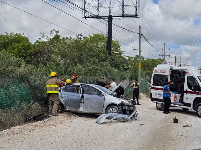 Los ocupantes de la unidad gris resultaron heridos, por lo que fueron atendidos por paramédicos