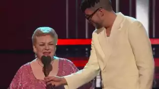 Ambos cantantes fueron protagonistas de un inusual momento sobre el escenario