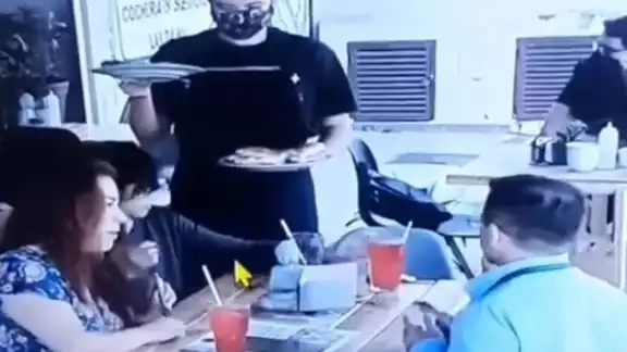 Empleados del restaurante denuncian a la familia después de que los hicieran pagar por ellos