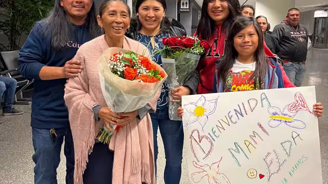 La abuelita fue recibida con flores y carteles de bienvenida por parte de sus hijos y nietos