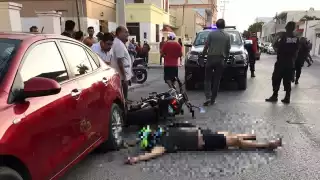 El cuerpo del motociclista quedó debajo del automóvil
