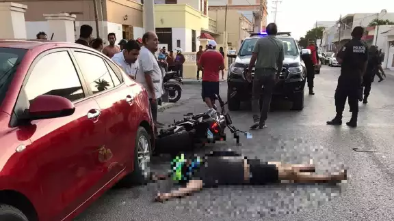 El cuerpo del motociclista quedó debajo del automóvil
El cuerpo del motociclista quedó debajo del automóvil
