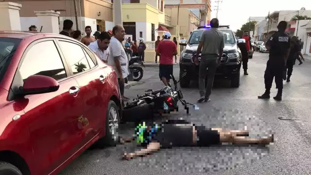 El cuerpo del motociclista quedó debajo del automóvil
