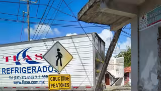 Camión derriba un poste y deja a vecinos de la Colonia Centro sin luz en Chetumal