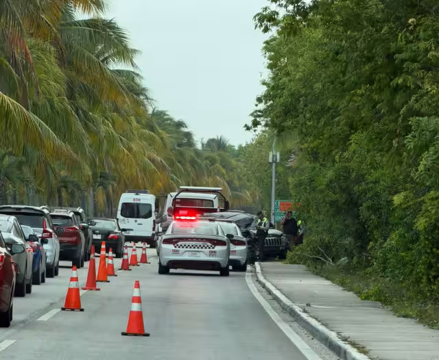 Paramédicos trasladaron a una mujer lesionada al Hospital General de Cancún tras el fuerte choque registrado en el bulevar Colosio.