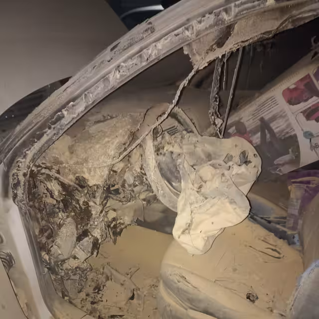 El vehículo sufrió daños importantes tras el incendio.