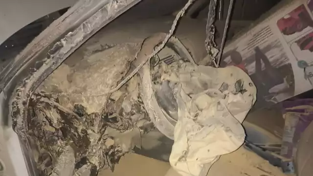 El vehículo sufrió daños importantes tras el incendio.