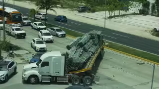 Tráiler derriba tubos sobre el bulevar Colosio y provoca caos vial rumbo al aeropuerto de Cancún
