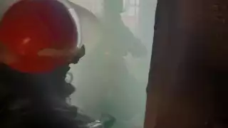 Bomberos controlan incendio en una casa habitación en Cancún