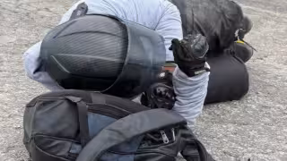 Motorista derrapa al intentar esquivar un bache a la entrada de Champotón