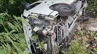 Intensa lluvia provoca aparatosa volcadura de camioneta en carretera Gas Auto de Cancún