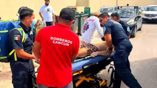 Por salvar a un amigo en el mar, joven casi termina ahogado en playa de zona hotelera en Cancún