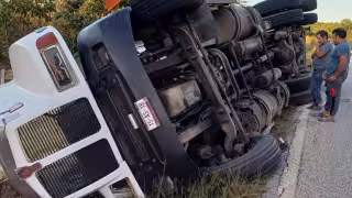 Vuelca Torton cargado con 40 toneladas de maíz en la federal 261 Hopelchén-Campeche