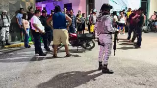 Pobladores de Sabancuy en Campeche queman la motocicleta de unos delincuentes