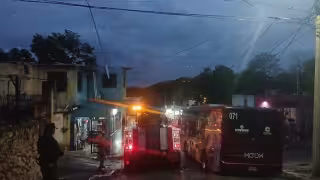 Camión del sistema de transporte Ko’ox en Campeche se queda atascado en zanja por fuertes lluvias
