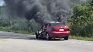 ¡Se salvan de milagro! Auto se incendia en la carretera Limones–Noh Bec y pasajeros logran sobrevivir