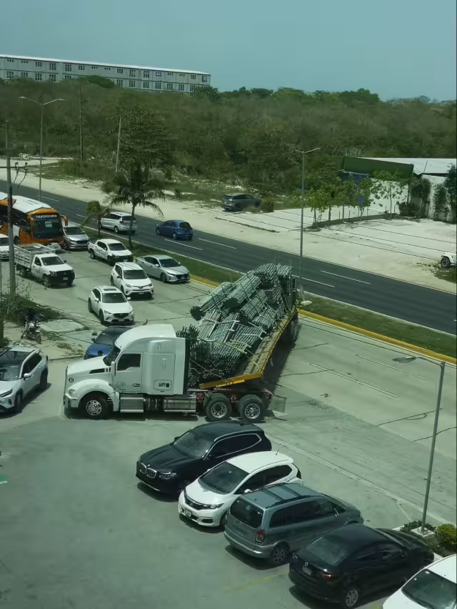 Tráiler derriba tubos sobre el bulevar Colosio y provoca caos vial rumbo al aeropuerto de Cancún