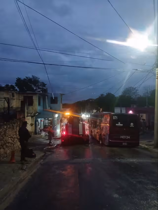 El camión de transporte público se quedó atascado en una zanja.