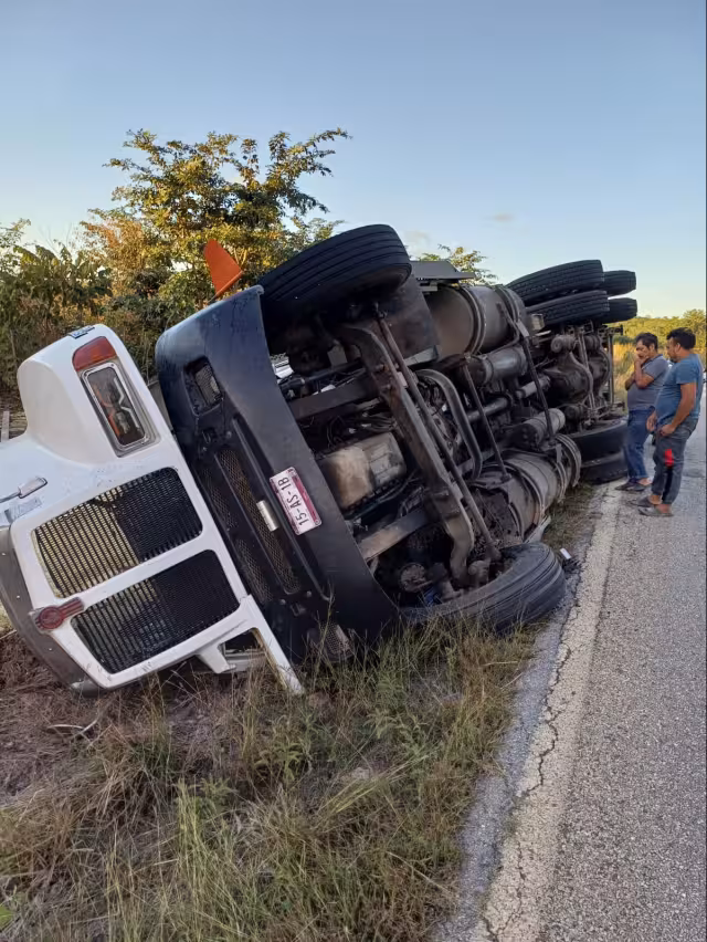 El Torton volcó y quedó sobre su lado derecho fuera de la cinta asfáltica.