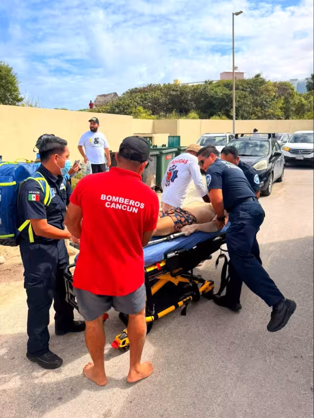 El joven fue atendido por paramédicos que lo trasladaron al hospital.