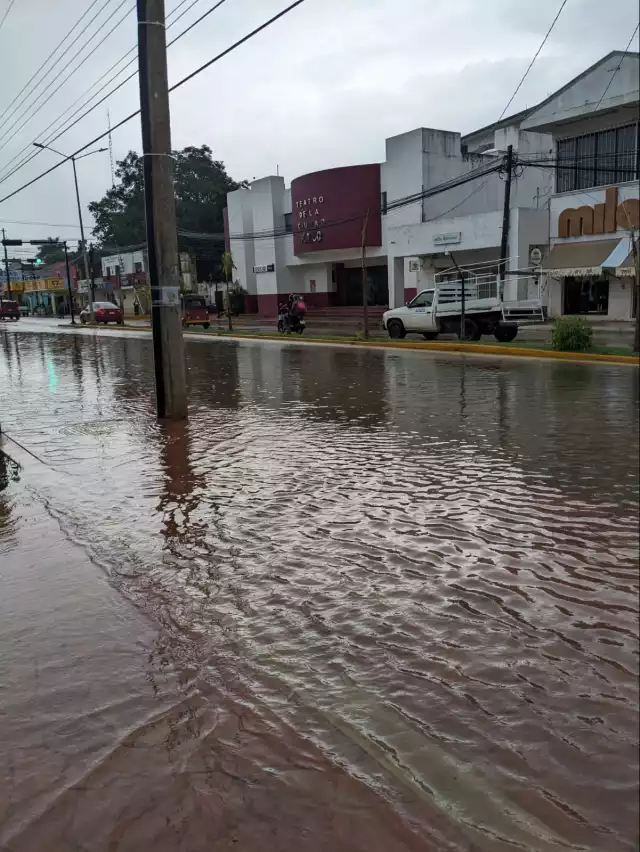 Calles del centro de la ciudad quedaron inundadas tras el fuerte aguacero registrado la noche del sábado, lo que afectó la movilidad y el transporte público