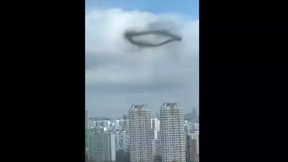 ¿Qué es eso? Captan misterioso aro negro sobre el cielo de Moscú, Rusia