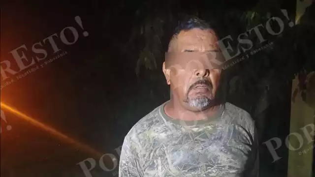 Durante la revisión le encontraron cinco bolsitas con polvo blanco, presuntamente cocaína.