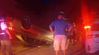 Jetta de Campeche termina volcado en Chetumal tras aparatoso choque