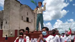 Los monaguillos hicieron el recorrido con San José Luis Sánchez. Foto: Luis Manuel Pech