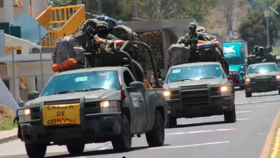 Por la tarde, el convoy con 900 soldados arribó a Michoacán. Foto: @SEDENA_mx Por la tarde, el convoy con 900 soldados arribó a Michoacán. Foto: @SEDENA_mx