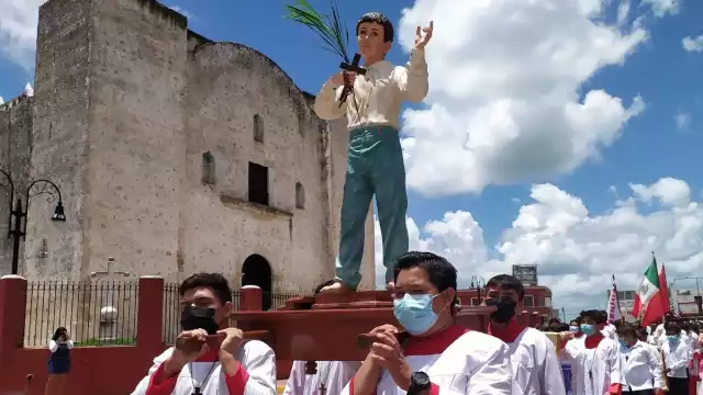 Los monaguillos hicieron el recorrido con San José Luis Sánchez. Foto: Luis Manuel Pech