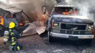 Bomberos asistieron a la zona para sofocar las llamas de dos pipas. Foto: Especial